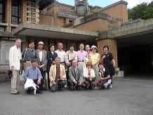 帝国ホテルの前で